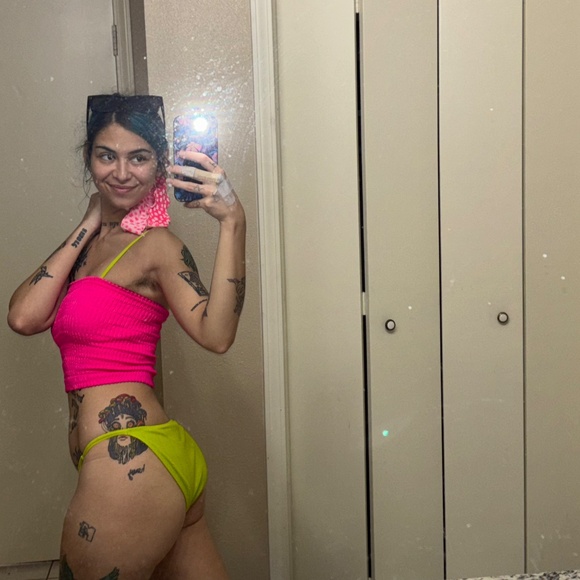 Meet your Posher, Lindsey - Picture 2 of 5